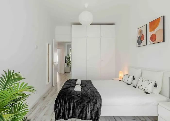 Lovely 3-bedroom W/ Free Parking On Premises * Queluz