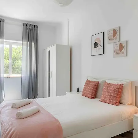 Lovely 3-bedroom W/ Free Parking On Premises Apartamento