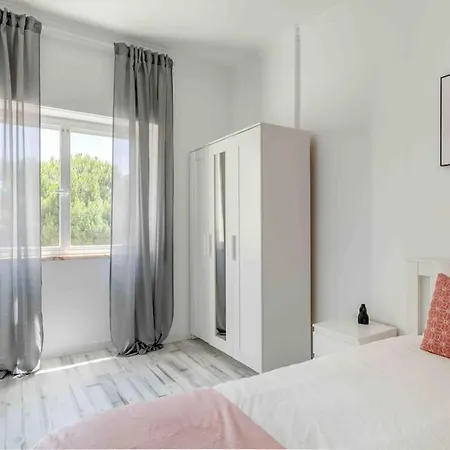 Lovely 3-bedroom W/ Free Parking On Premises Apartamento