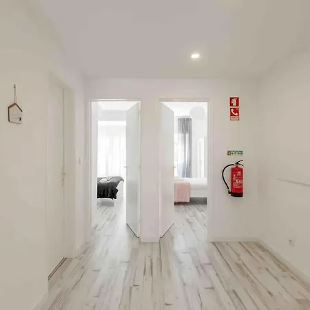 Apartamento Lovely 3-bedroom W/ Free Parking On Premises Queluz