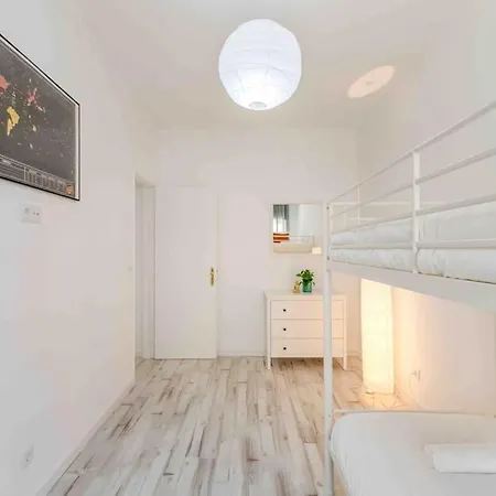 Apartamento Lovely 3-bedroom W/ Free Parking On Premises *