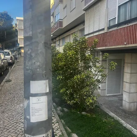 Lovely 3-bedroom W/ Free Parking On Premises Apartamento